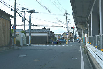 新幹線の高架下を進み始めの交差点を左折