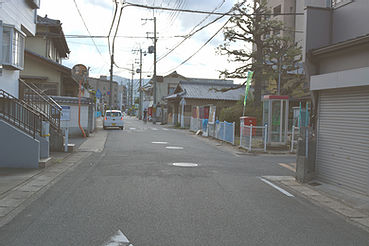 公園の手前で右折。ポストと電話ボックスを目印に